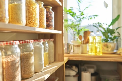 bocaux en verre sur des étagères